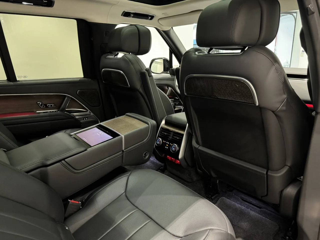 Land Rover Range Rover	P550e SWB Autobiography 11
