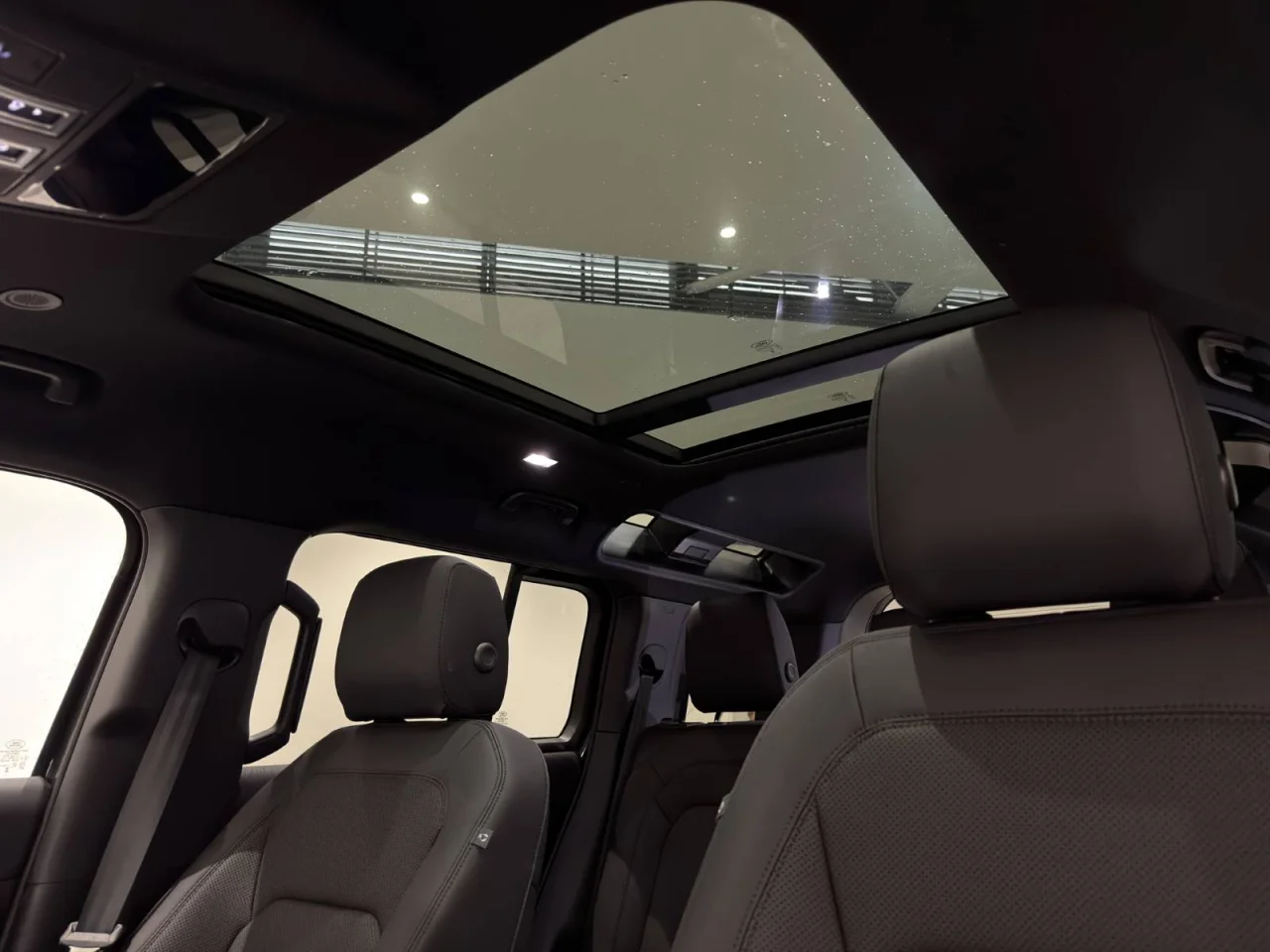 Land Rover Defender X Dynamic SE 6