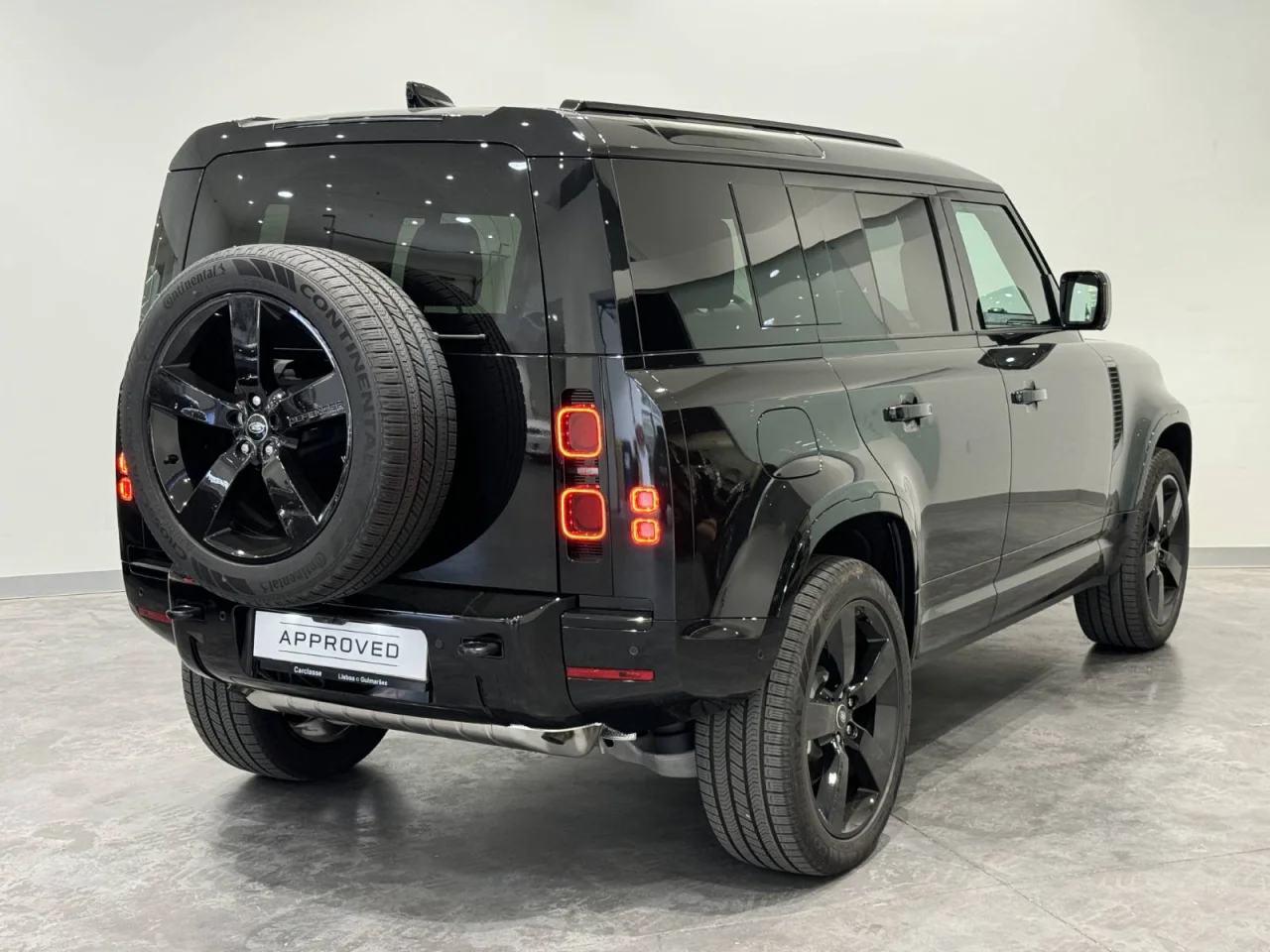 Land Rover Defender X Dynamic SE 8