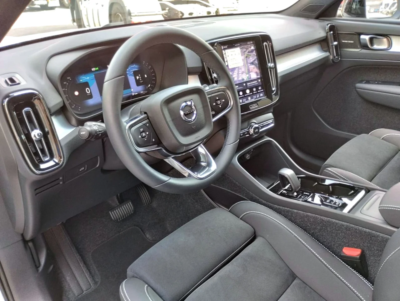Volvo XC40 Black Edition Auto 1