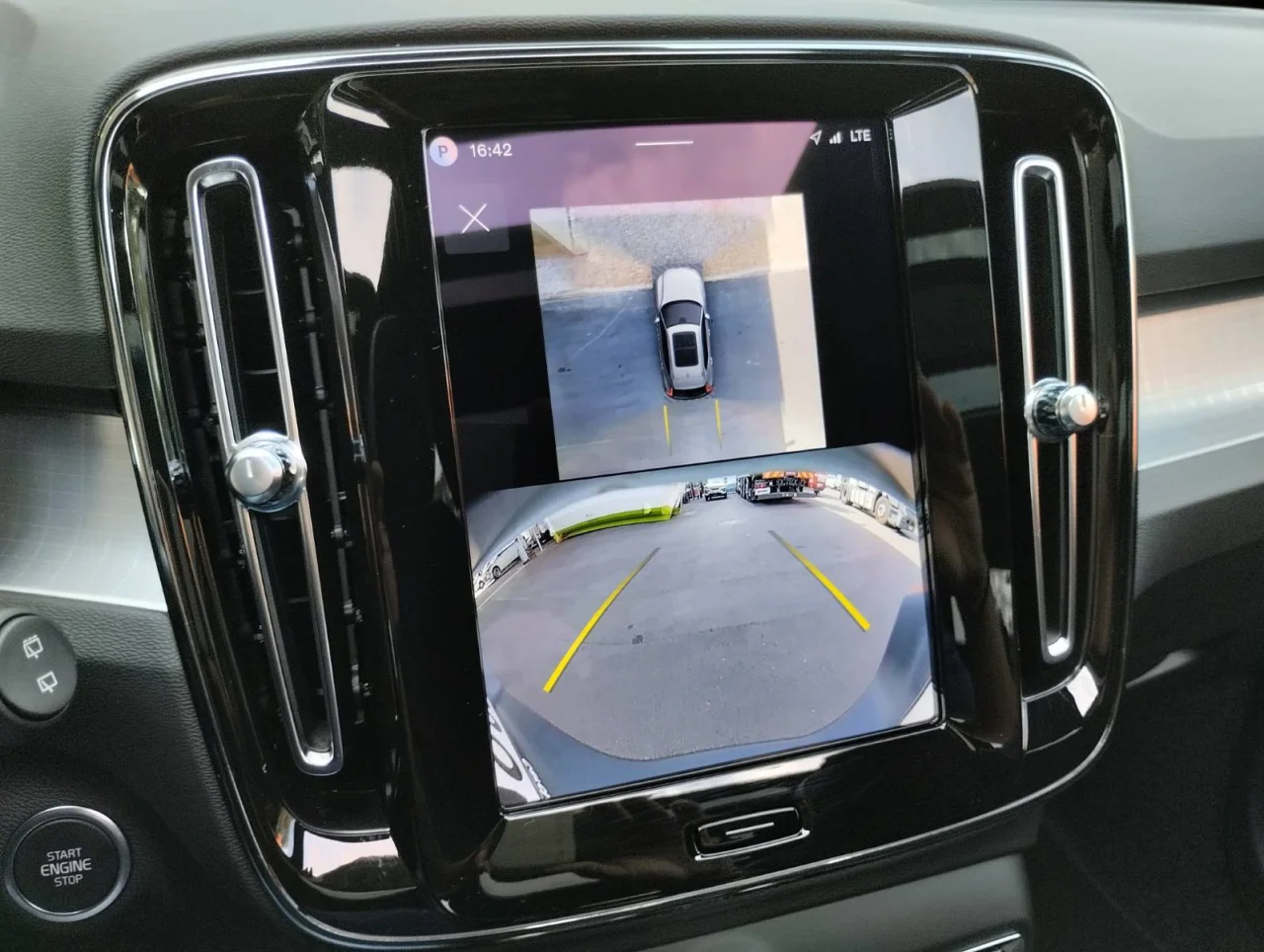 Volvo XC40 Black Edition Auto 4
