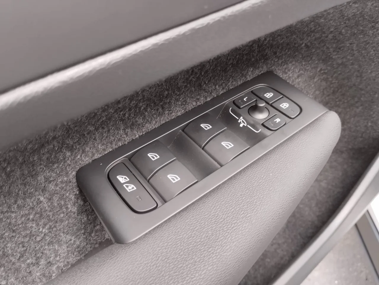 Volvo XC40 Black Edition Auto 6