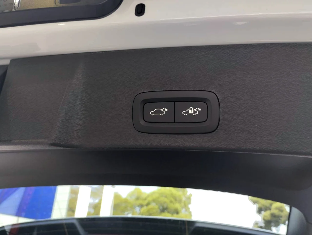 Volvo XC40 Black Edition Auto 16