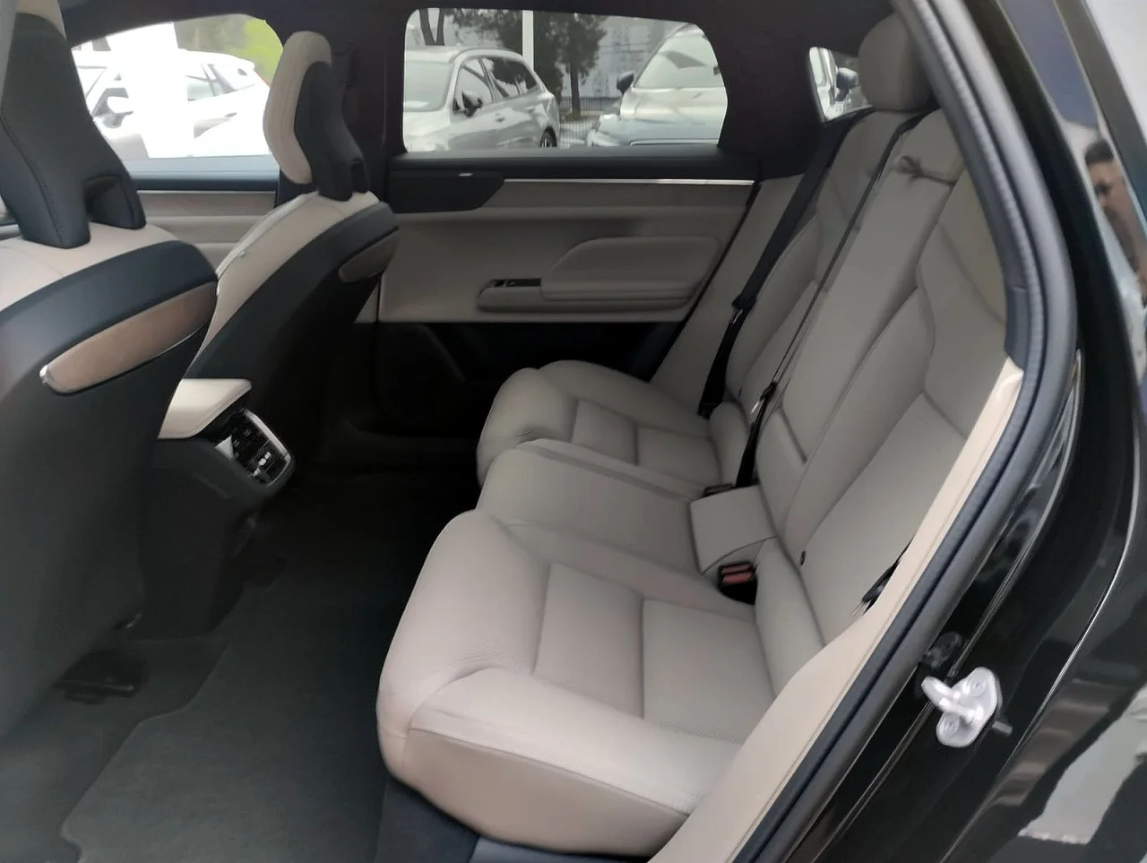 Volvo ES90 Plus Single Motor Extended Range 10