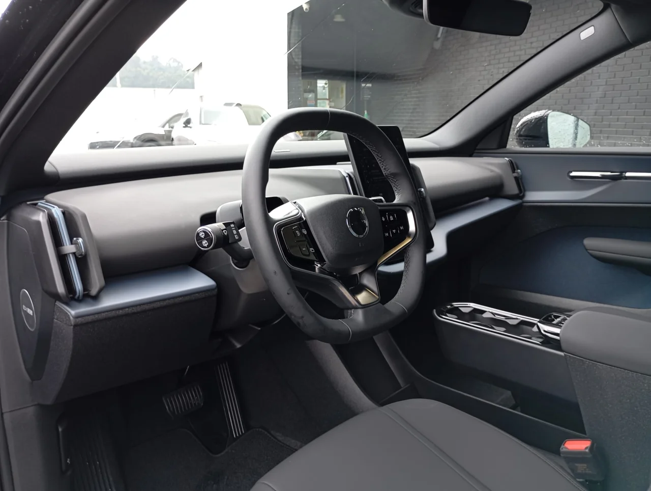 Volvo EX30 Black Edition Single Motor Extended Range 1