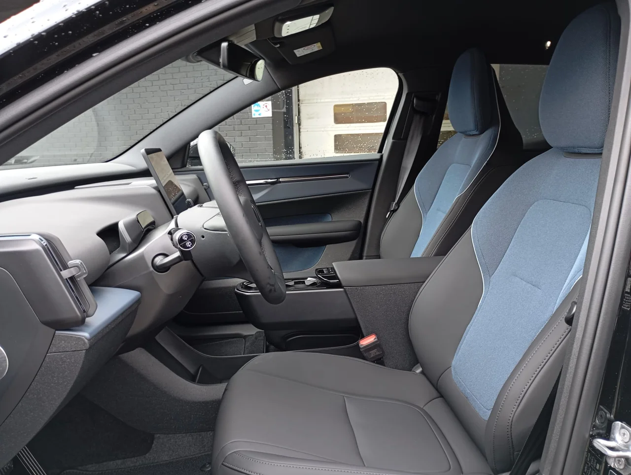 Volvo EX30 Black Edition Single Motor Extended Range 6