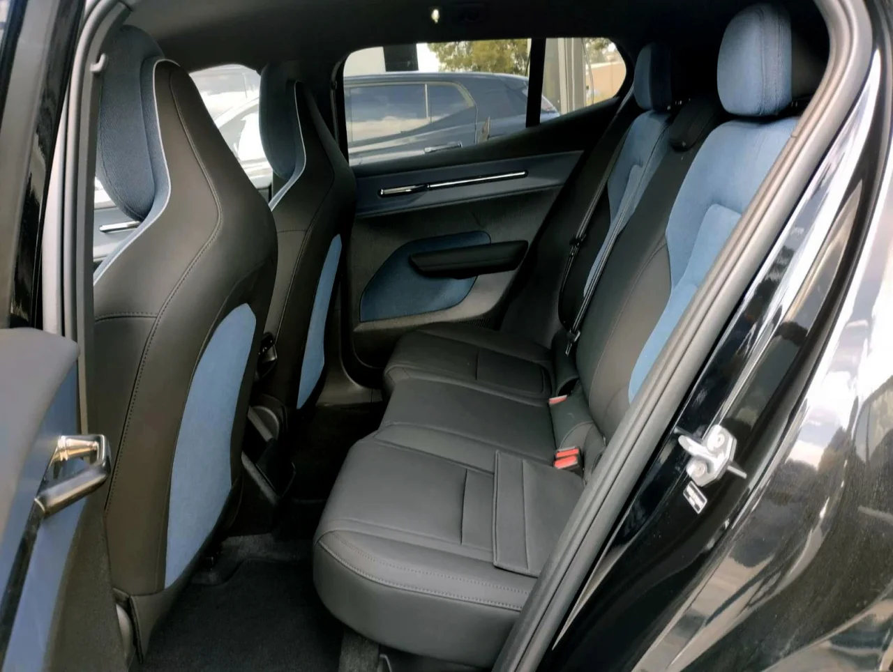 Volvo EX30 Black Edition Single Motor Extended Range 8