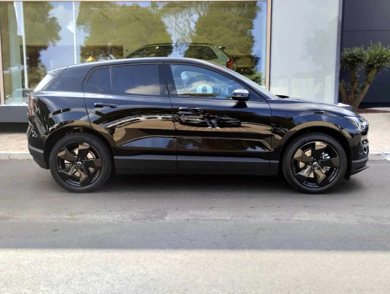 Volvo EX30 Black Edition Single Motor Extended Range 10