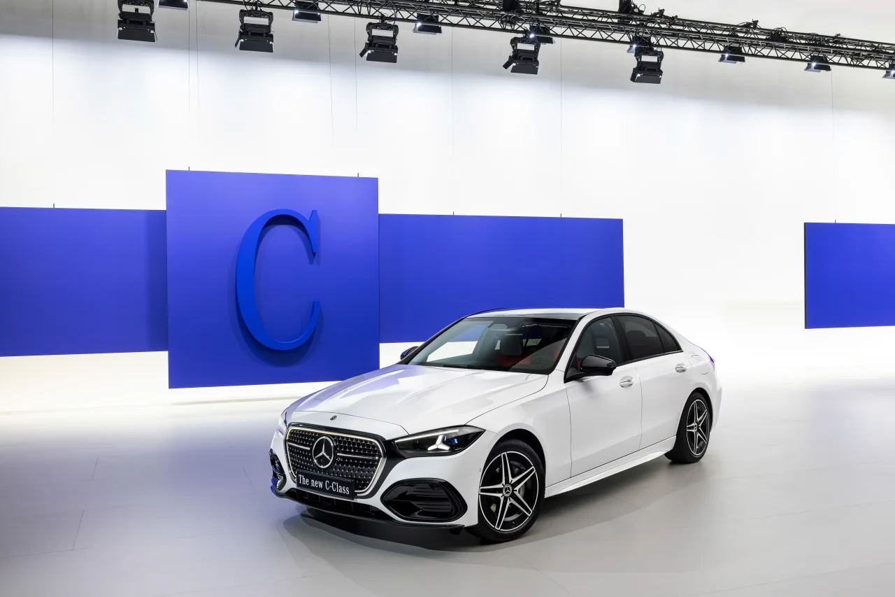 O novo Mercedes-Benz Classe C: Força refinada. Continuidade confiável. 1