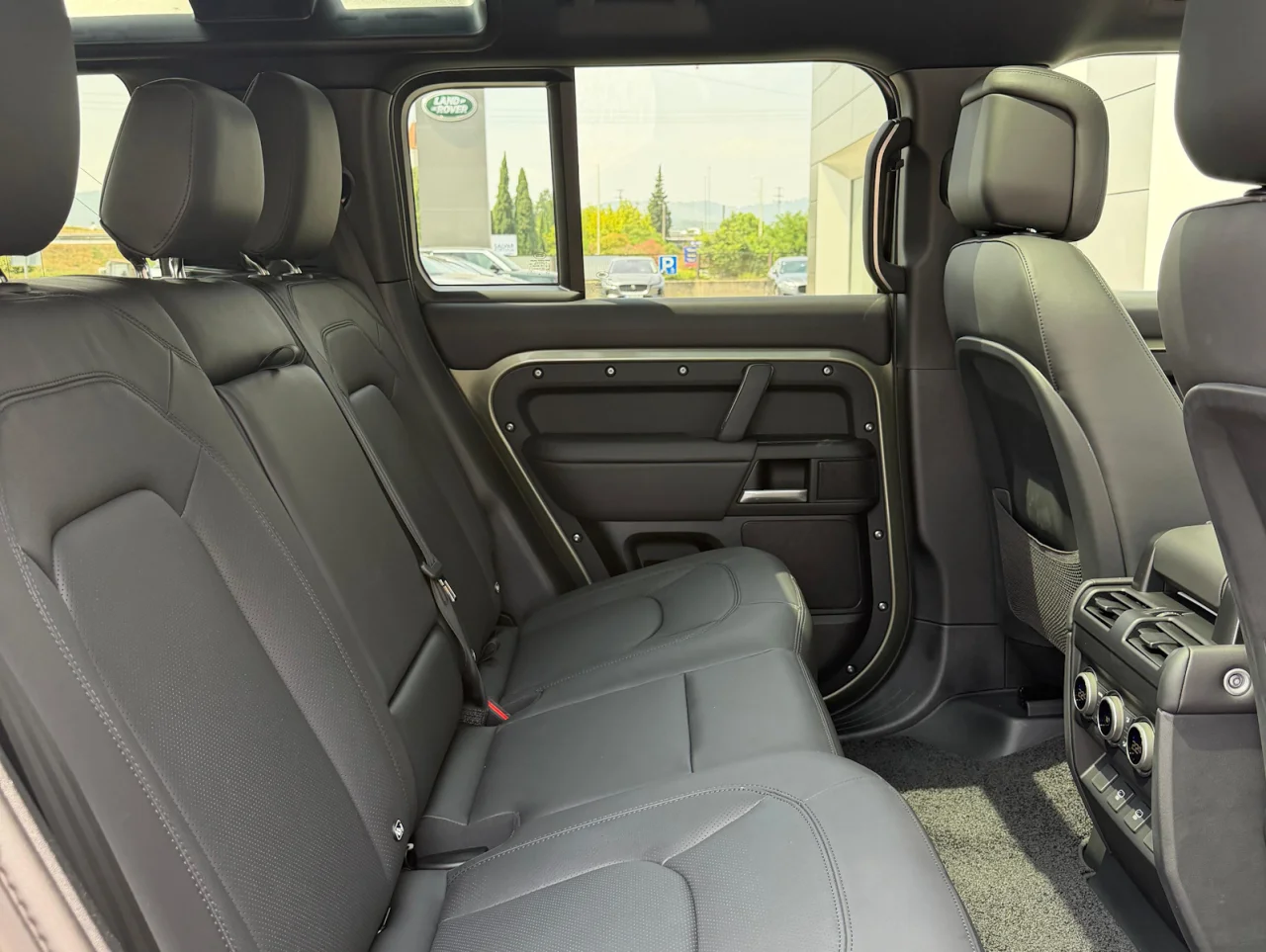 Land Rover Defender 110 X-Dynamic SE PHEV 3
