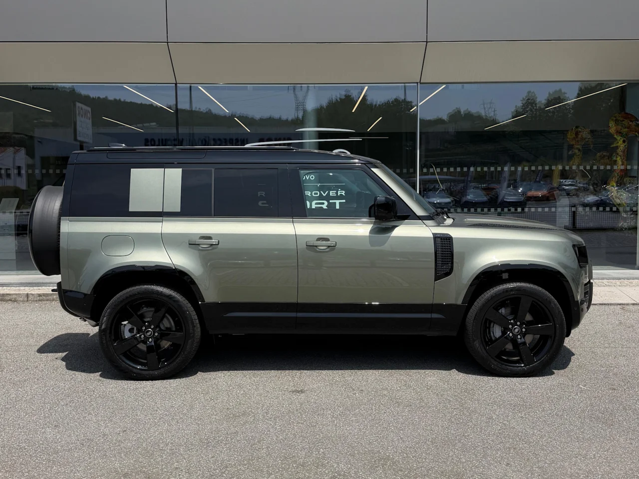 Land Rover Defender 110 X-Dynamic SE PHEV 6